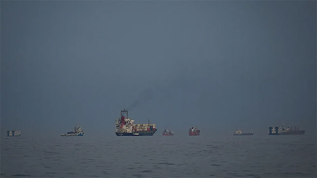 Iran threatens to attack US military ship within minutes if it crosses Strait of Hormuz