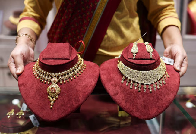 Gold drops as inflation worries linger on failed US-Iran talks