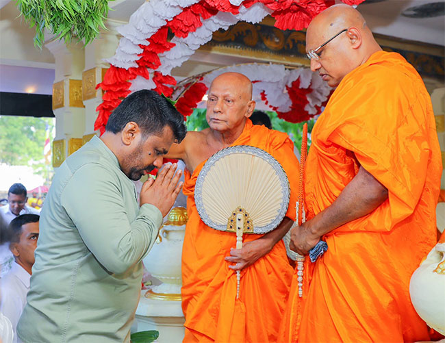President participates in New Year oil anointing ceremony in Kandy 