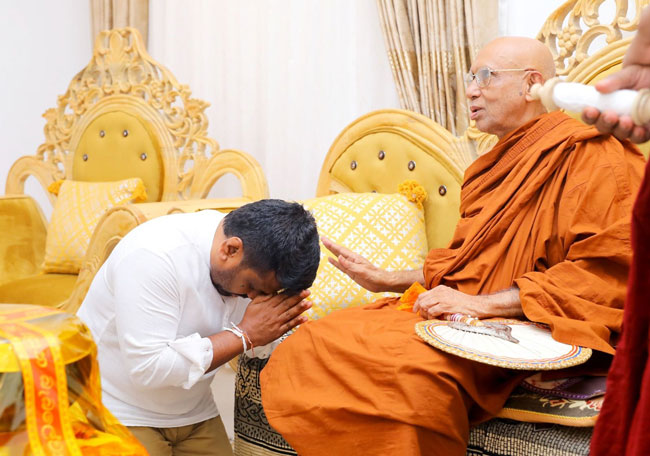 President meets Mahanayaka Thero of Sri Lanka Ramanna Nikaya
