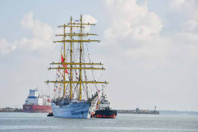 Indonesian Navy�s sail training vessel arrives in Sri Lanka