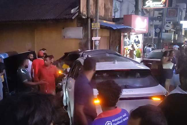 Ten injured in multi-vehicle collision in Eheliyagoda