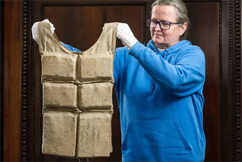 Titanic life jacket sells for �670,000 at auction