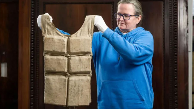 Titanic life jacket sells for �670,000 at auction