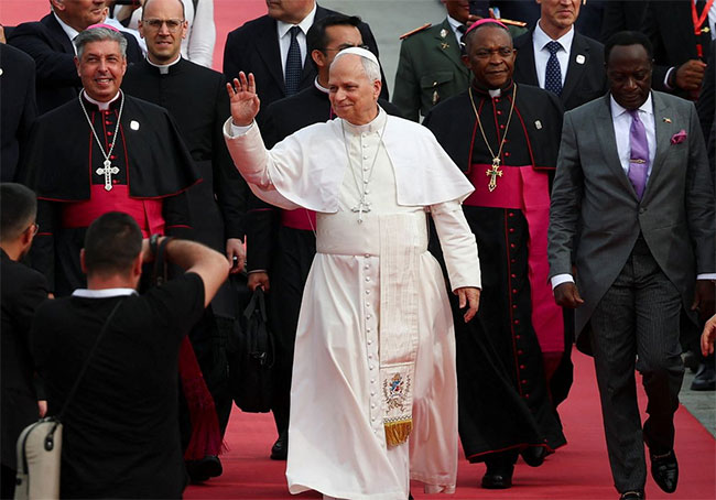 Pope warns humanity�s at risk, in plea to world leaders 