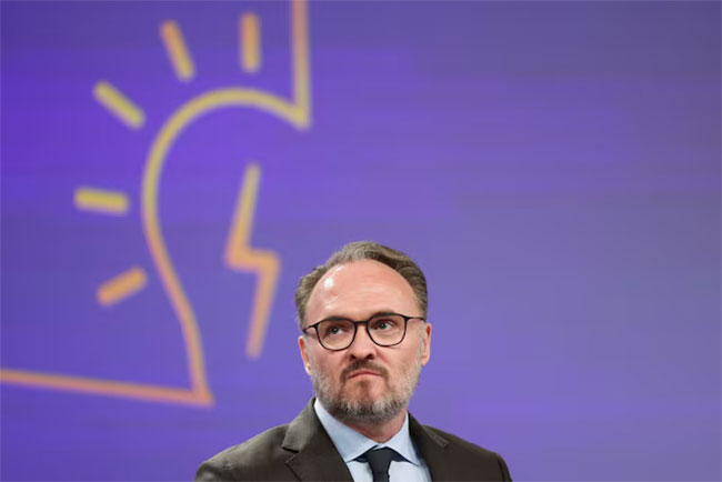 EU to consider forcing countries to hold, redistribute jet fuel stocks