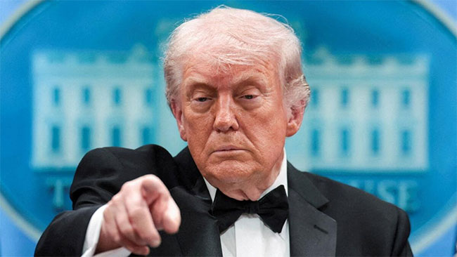 Trump urges Iran to sign a deal and discusses prolonged blockade