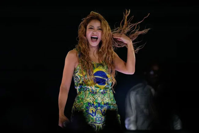 Shakira thrills a crowd of 2 million with free concert on Brazil�s Copacabana beach