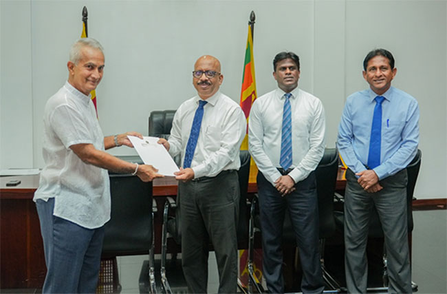 Letters of appointment handed over to members of Sri Lanka Cricket Transformation Committee 