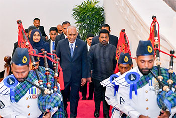 President hosts banquet for Maldivian President�