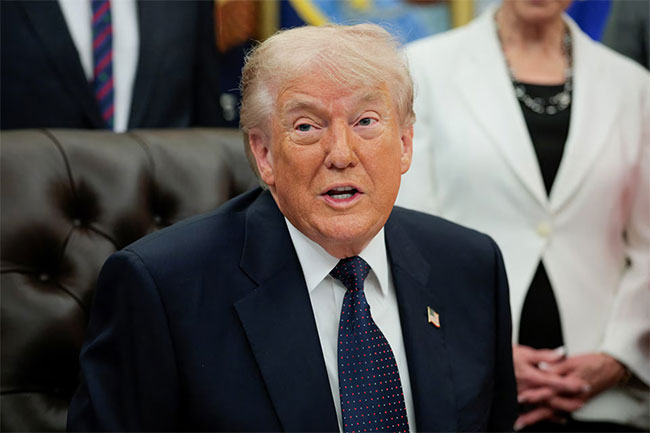 Trump threatens bombing if Iran doesn�t reopen strait amid report of deal to end war