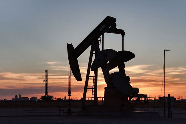 Oil prices extend sharp decline as diplomacy hopes cool fears over Hormuz