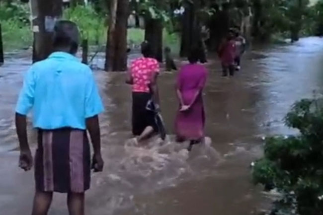 Several homes inundated in Wellawaya as Kirindi Oya water levels rise rapidly 