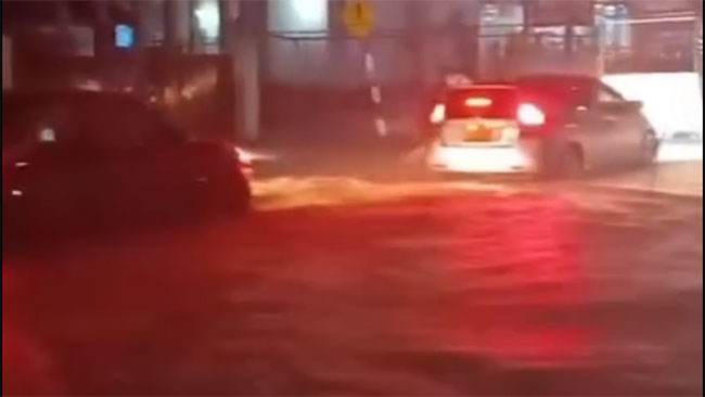 Heavy rainfall floods sections of Wellawaya�Colombo main road, disrupting traffic