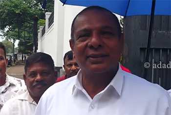 Ex-Minister Piyankara Jayaratne leaves Bribery Commission 