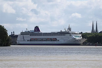 More than 1,000 passengers held on cruise after gastrointestinal illness outbreak