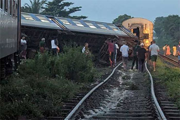 12 injured after train derails between Wanawasala and Hunupitiya