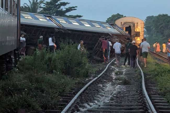 12 injured after train derails between Wanawasala and Hunupitiya