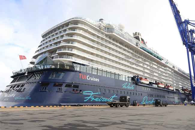 Luxury cruise ship makes maiden call at Colombo Port carrying over 2,300 tourists