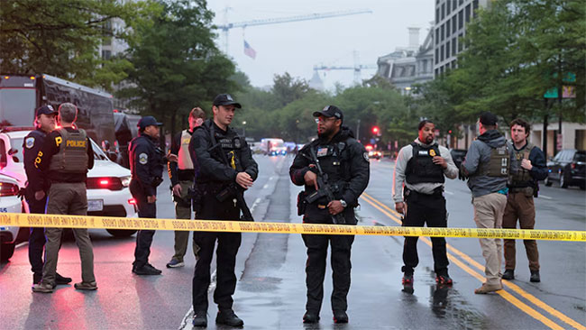 Suspect dies after trading gunfire with officers near White House, Secret Service says