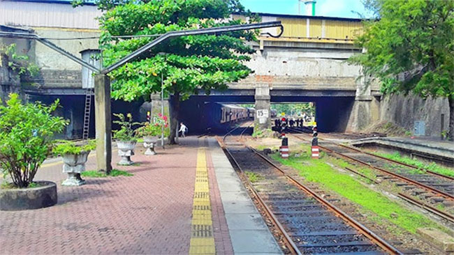 Express train engine derails in Maradana