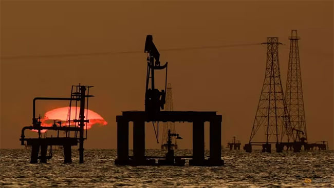 Oil slips to 2-week low as US-Iran seen moving closer to peace deal