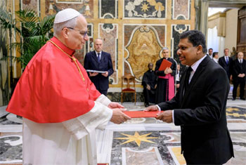 Sri Lanka�s new Ambassador to the Holy See presents credentials to Pope Leo