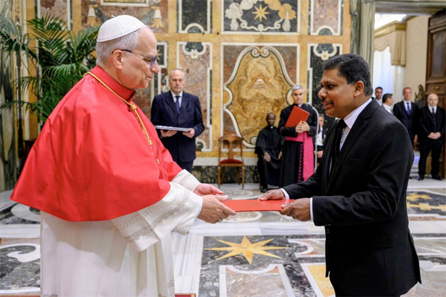 Sri Lanka�s new Ambassador to the Holy See presents credentials to Pope Leo